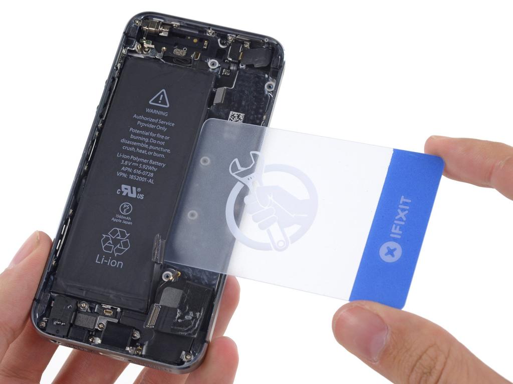 Step 46 Flip the iphone back over and insert a plastic card between the case side of the battery and the rear case.
