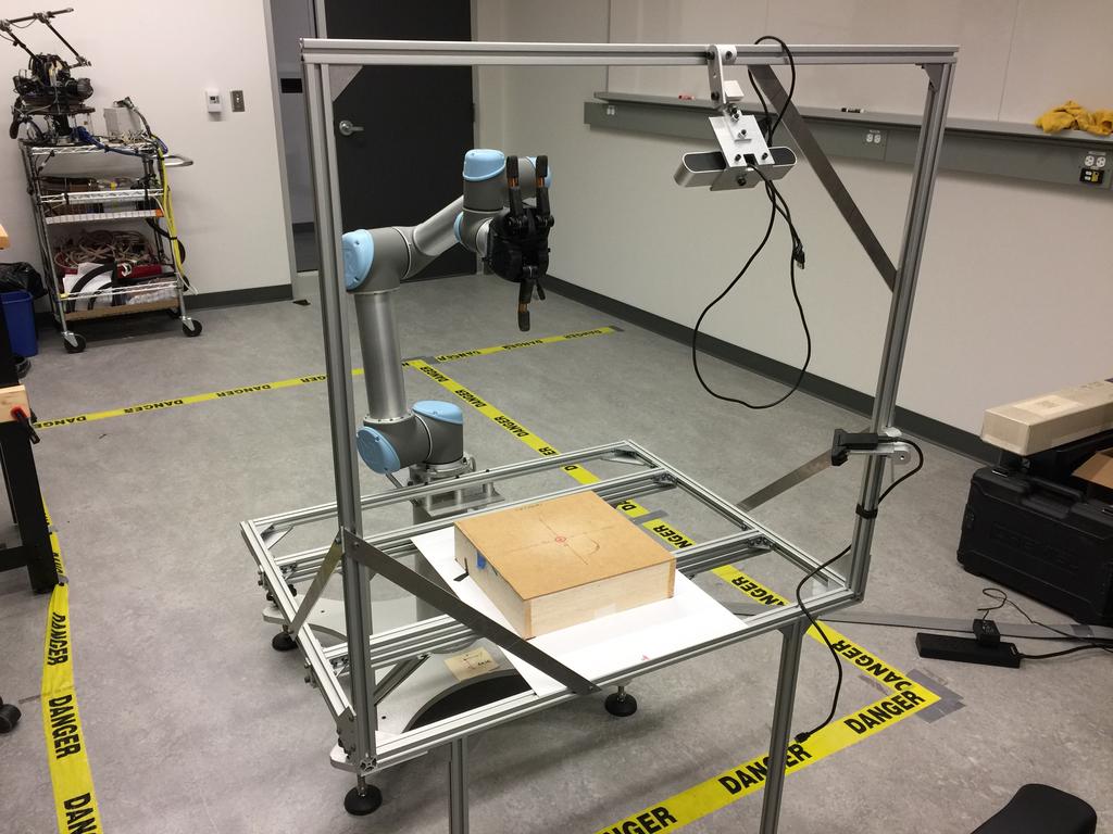 Figure 2. Setup for grasp replay on the UR5 robot. The frame is the same one used for data collection.