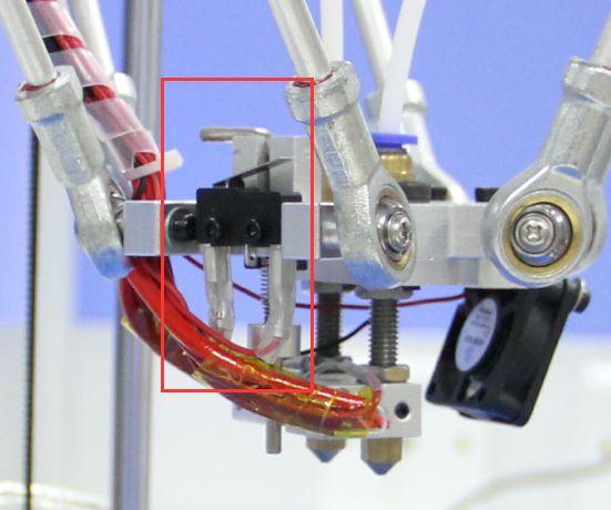 3. Move the extruder head to the middle and be ready for emergency stop.