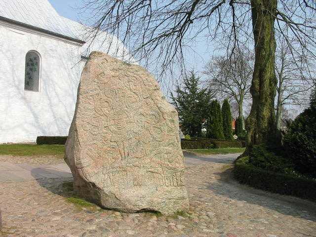 History and hi-tech 1999: Ericsson mobile communications AB reste denna sten till minne av Harald Blåtand, som fick ge sitt namn åt en