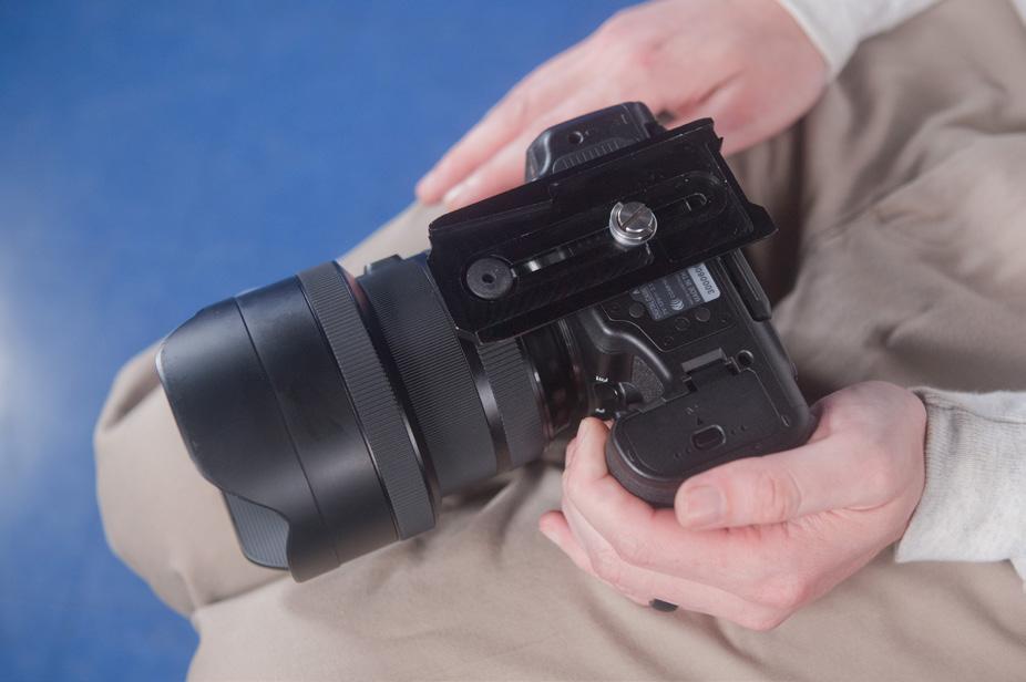 If all is correct, the QUICK RELEASE PLATE should now be securely fastened to your Camera.