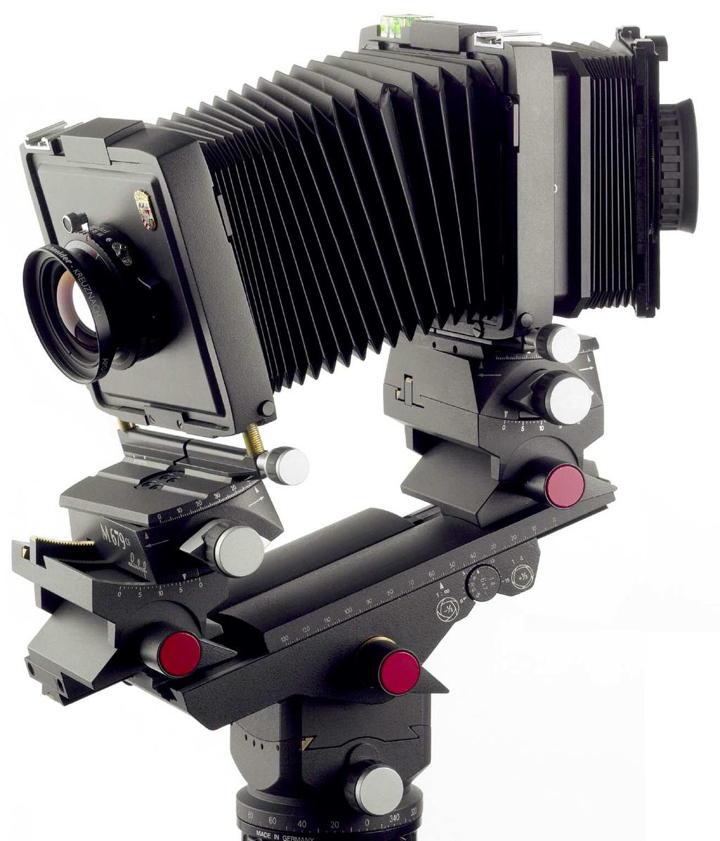 2. CAMERA DESIGN DETAILS AND ACCESSORIES The Linhof M 679cs is a system camera with an utmost flexibility of the individual system components. The basic idea is an optimum operation ease.