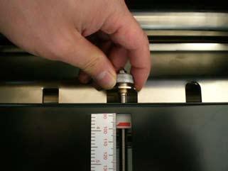 Unlock the fold position of the lower cassette by turning the stopper locking knob