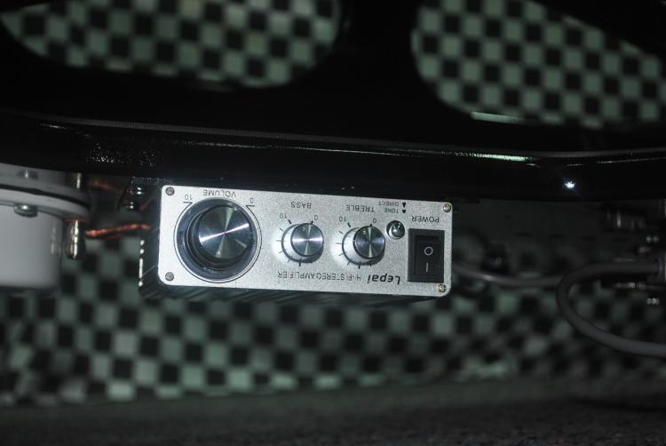 Connect the power adaptor plug into the power jack on the rear of the amplifier, and plug the other end into 240V power. Note: The Shaker is NOT a speaker.