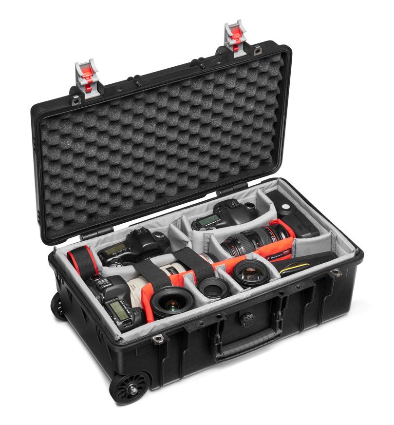 All internal dividers are customisable: they can be moved at any time within the roller case, according to the shape of the gear to be carried.