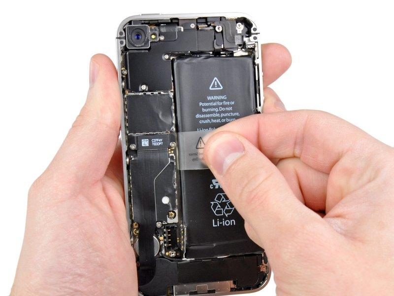 Passo 6 Pull up on the exposed clear plastic tab to peel the battery off the adhesive securing it to the iphone.
