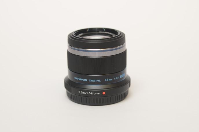OLYMPUS 45mm f/1.8 MFT LENS Telephoto Micro Four Thirds Lens 45mm MFT Lens 1. Lens 2. Front Cap 3. Back Cap 4. UV Filter 5.