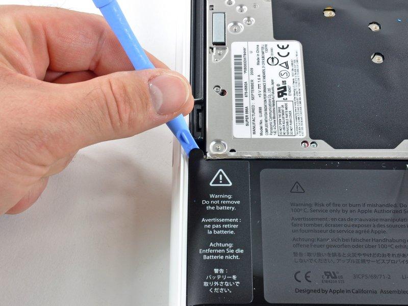 The battery is held in with both tri-wing and Phillips screws, an indication that Apple doesn't want you