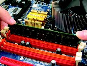 Follow the steps below to correctly install your memory modules in the memory sockets. Step 1: Note the orientation of the memory module. Spread the retaining clips at both ends of the memory socket.