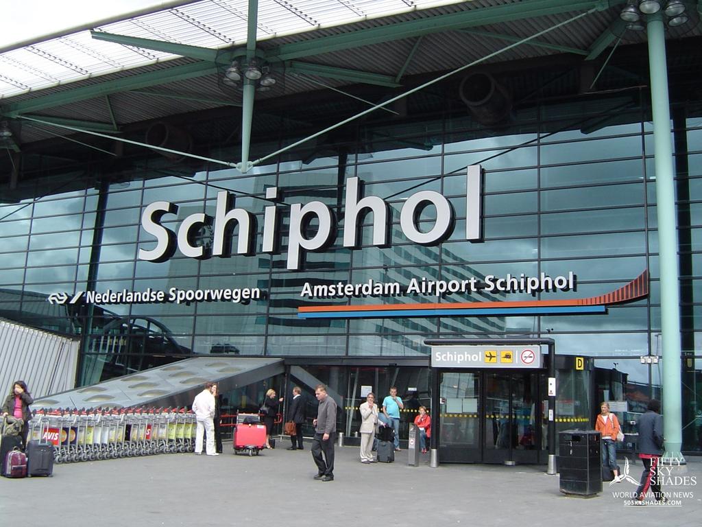 INTEGRATION AND APIs DRIVE AIR TRAVEL INNOVATION 9 Schiphol Airport aims for world class traveller experiences Using Integration to create the right API endpoints and then putting them in the hands