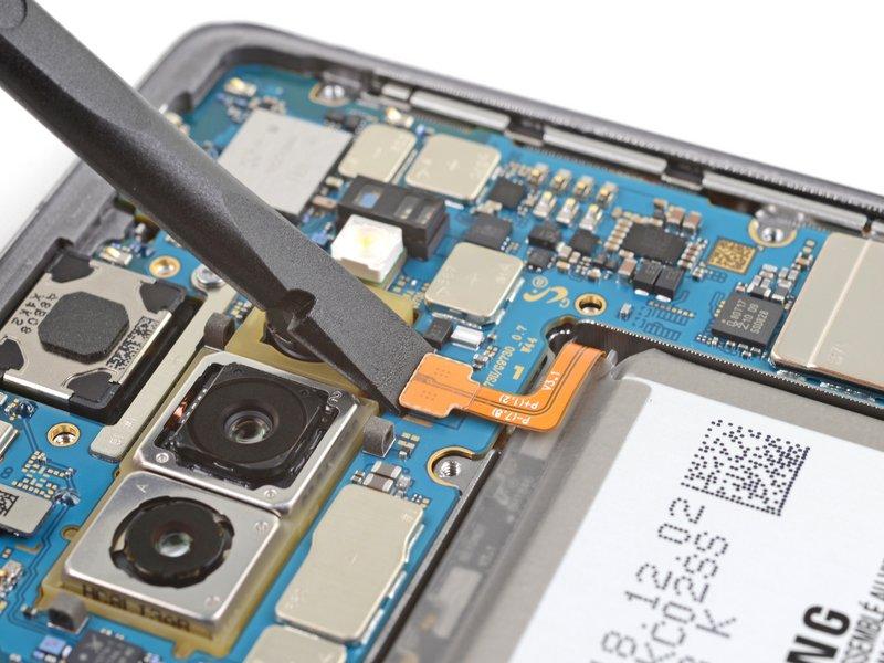 Step 11 Samsung Galaxy S10 Battery Disconnect Insert the flat end of a spudger underneath the