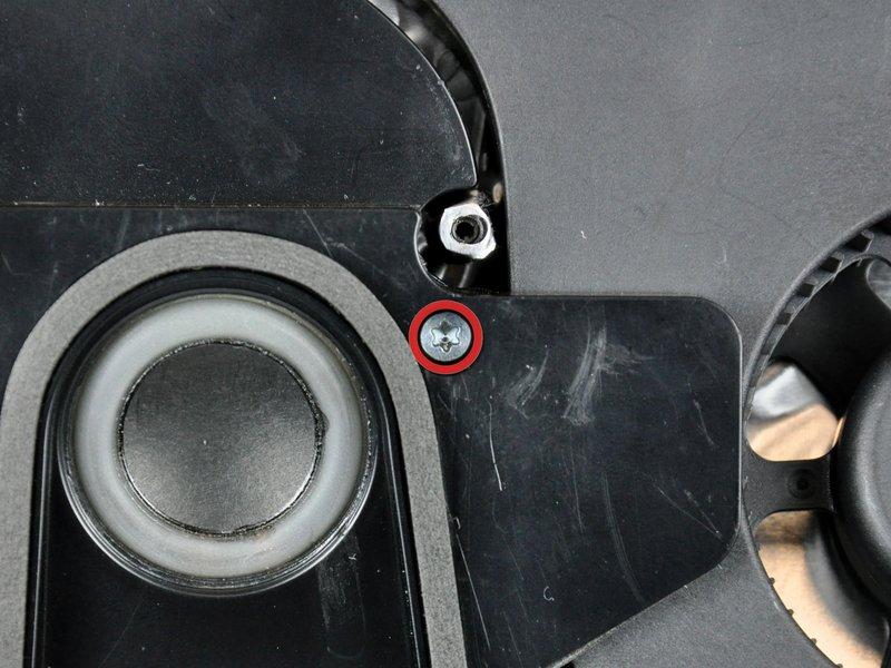 Passo 16 Remove the single 28 mm T10 Torx screw securing the left speaker