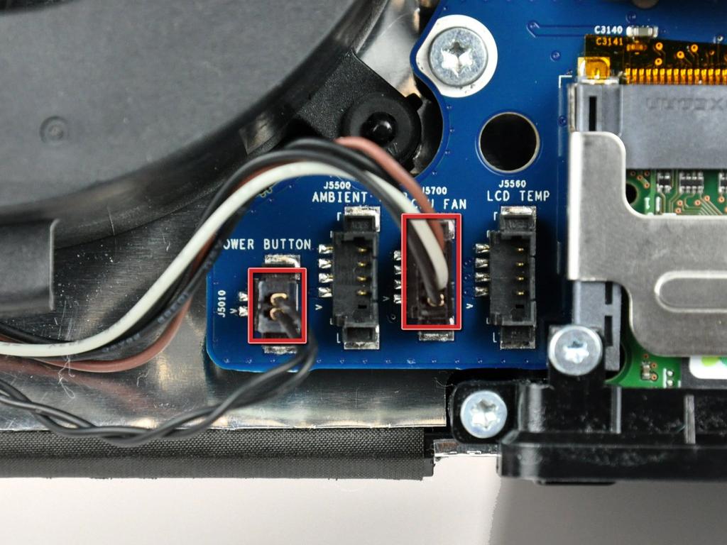 Passo 17 Logic Board Disconnect the power button and CPU fan by lifting