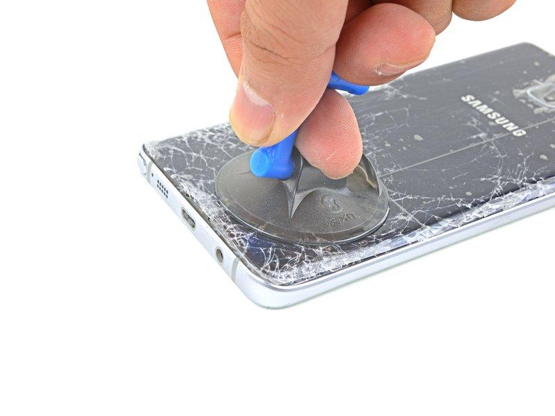 Step 4 Apply a suction cup as close as possible to the bottom edge of the phone.