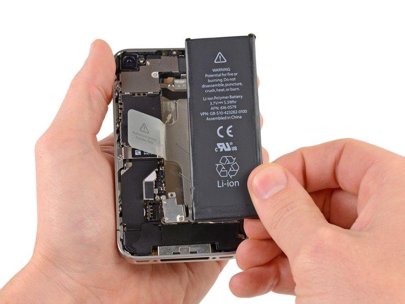 If your replacement battery came with an uncreased cable, carefully crease the cable into the proper shape before installing the battery into the phone.