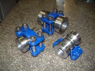 Enlarging hubs facilitate adaptation from smaller bore pipe sizes to larger clamp sizes.