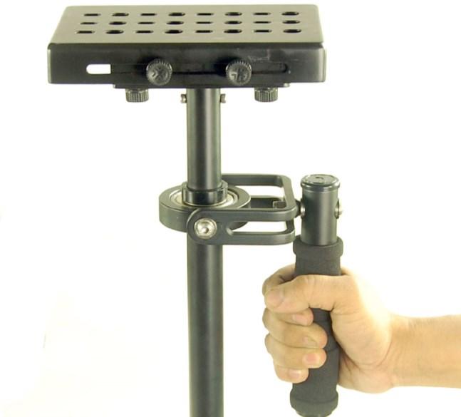 FLYCAM Handheld Video Stabilizer 12 H O L D I N G T H E F L Y C A M H A N D H E L D V I D E O S T A B I L I Z E R When handling your Handheld Video Stabilizer one hand holds onto the handle while the