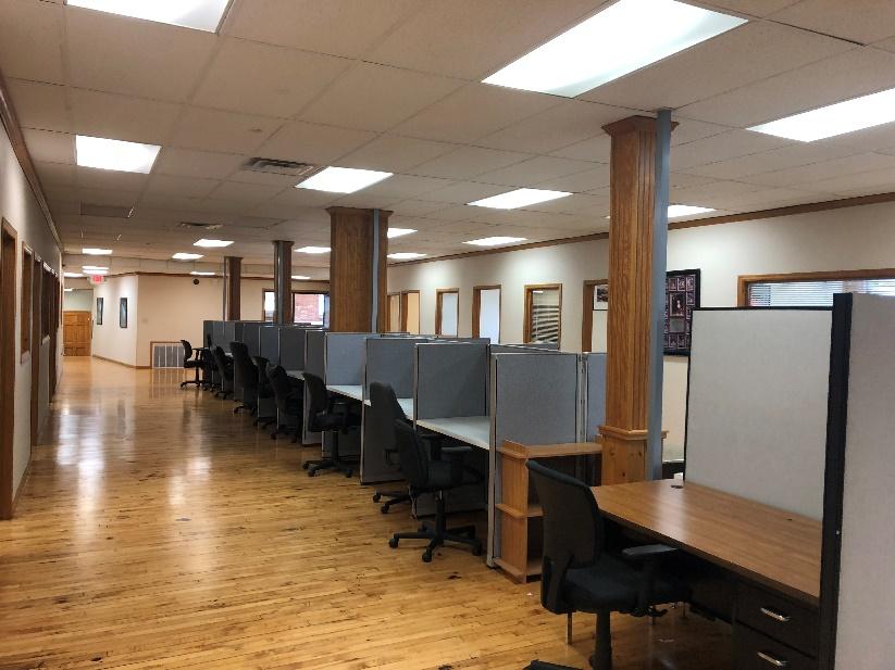 EXECUTIVE SUMMARY Property at a glance: Address: Total Square Footage: Leased Premises: Lot Size: 204 1 st Avenue Sterling, IL 61081 35,268sf Ground Level 20,250sf 2 nd Floor 5,568sf Lower Level