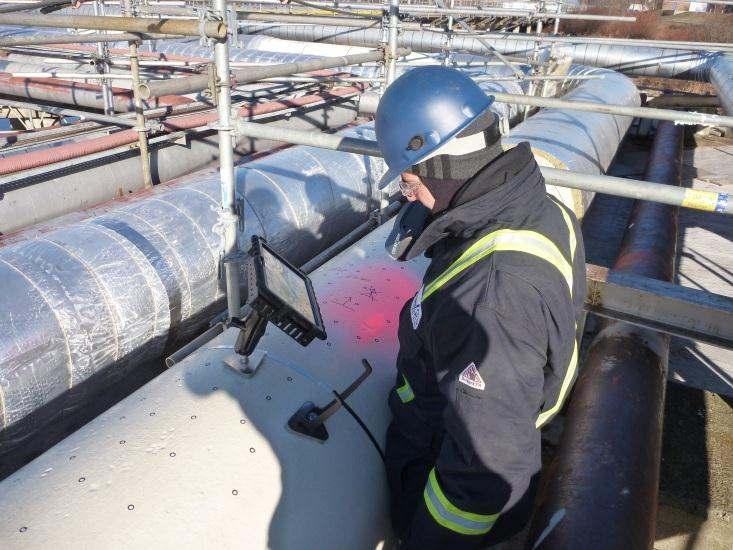 Figure 2: Pipeline inspection with Handyscan3D laser scanner and real-time visualisation on a tablet Equipment.