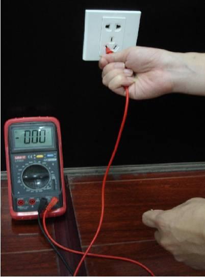 For L (live cable) Turn the digital multimeter to 750V AC, use your one hand to hold the metal end, and then the other hand insert the pen to the L port of the socket. See the following figure.