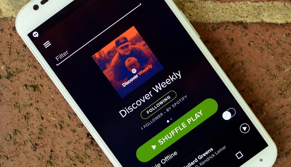 discover weekly The streaming service's Discover Weekly brings users two hours of custom-made music recommendations each Monday morning. W H A T A R E T H E Y D O I N G R I G H T?