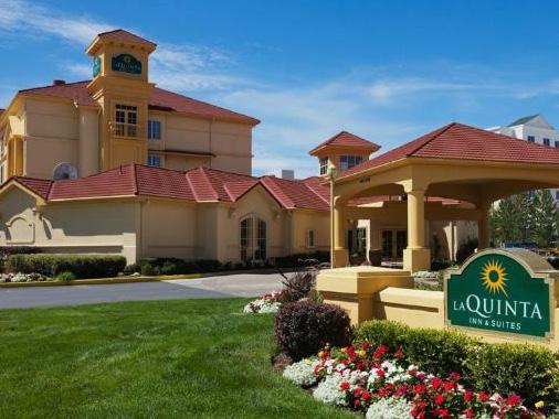 With more than 84K guest rooms, hundreds of hotels and 9m loyalty members, La Quinta is the fastest growing principal select-service hotel primarily serving the midscale/upper-midscale segments