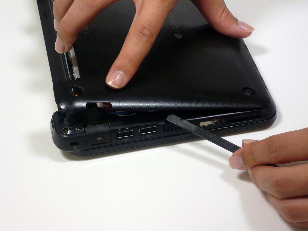 Passo 4 If the back case does not separate from the netbook easily, use the