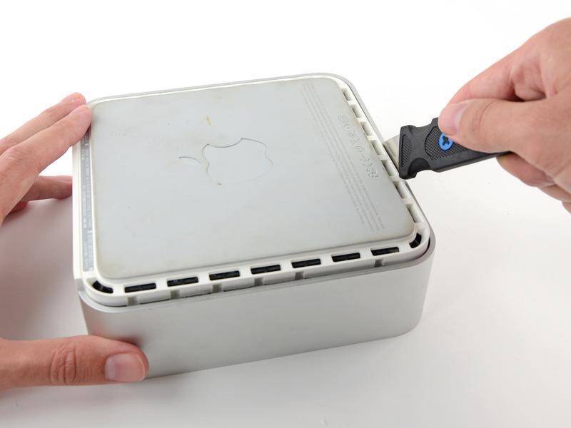 Étape 3 Once you have the first side free, rotate the Mac Mini