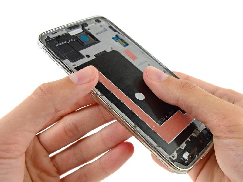 Gently pull the long sides of the silver bezel out away from the phone to separate the two halves of the midframe.