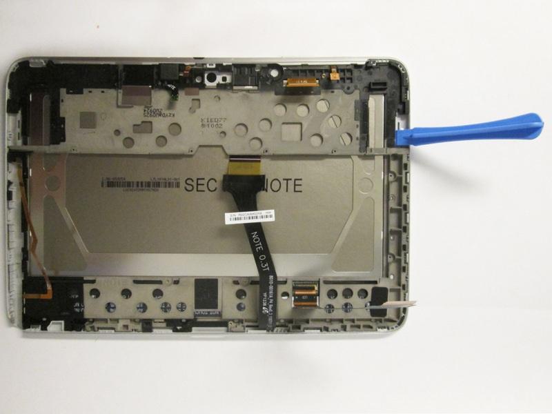 Step 9 Prying the LCD from the Digitizer Starting from the under the right speaker casing, use one plastic prying
