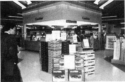 ET/LING Wall To Wall Chain Rolls Out 12 New Stores In '88 BY WILLIM SILVERMN PHILDELPHI Wall To Wall Sound & Video -which has opened seven stores in the past two months -plans another dozen in 1988.