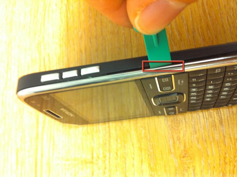 Step 4 I used the opening device to un clip the silver front of the phone by