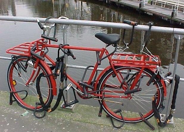 Cyberthreat is substantial Hacking as much as bicycle theft in NL Risk e-fraude is 3,5% -> pickpockets