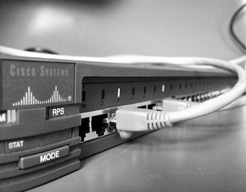 Switch concentrate connectivity, while guaranteeing bandwidth able to combine the connectivity of a hub with the traffic