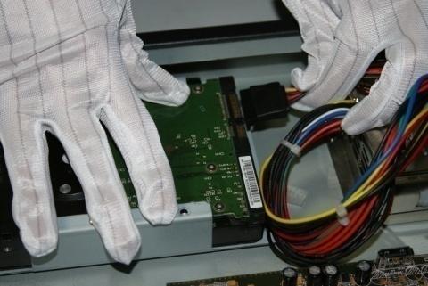 The installation and removal of the hard disk should be operated by qualified professionals.