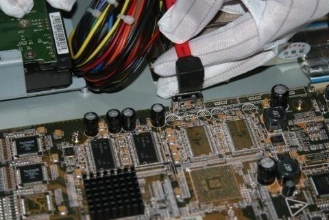 HDD installation Step1: Use the screwdriver to unfasten the screws on both sides and rear panel of the DVS, and then