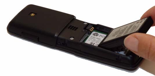 3 Insert battery with the label readable. Align the contacts of the battery with the corresponding connectors on the battery compartment and insert in the direction of the arrow.