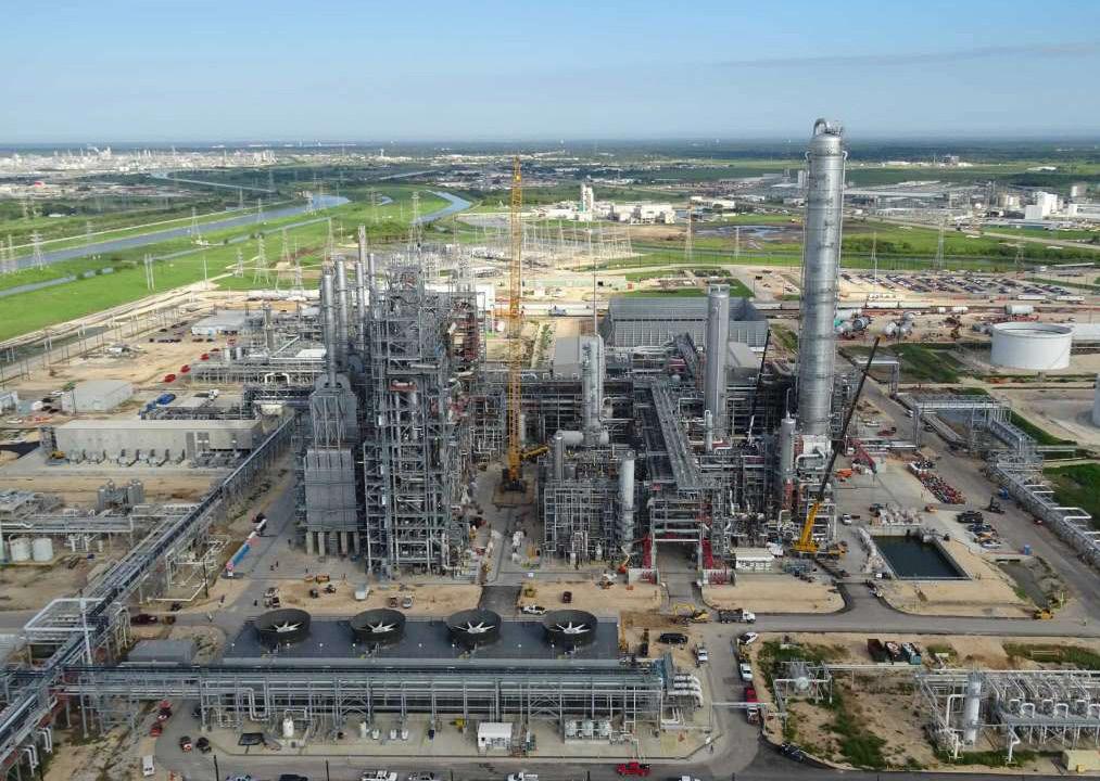 Page 13 Petrochemical Industry In order to enable plot clearing and connections of new installations/plants for a major refinery in The Netherlands the management and