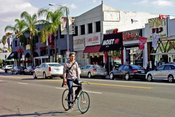 MELROSE DISTRICT LOCATION Bordered by West Hollywood to the north, Fairfax District to the east, West Hollywood and Beverly Hills to the west, and Beverly Boulevard and The Grove to the south, the
