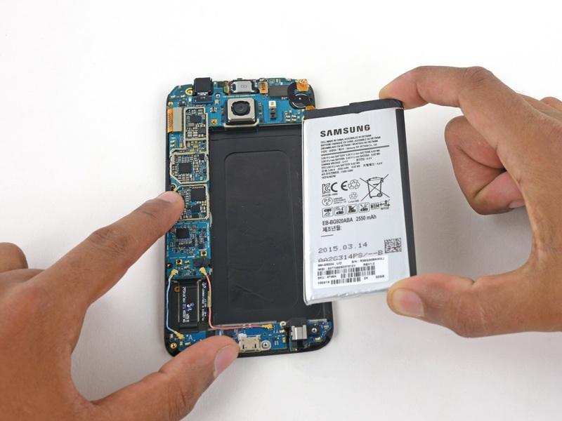 Secure the new battery with pre-cut adhesive or double-sided adhesive tape. In order to position it correctly, apply the new adhesive into the phone, not directly onto the battery.
