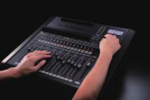 At the same time, all operations can still be performed at the console using the built-in display and dedicated knobs and buttons.