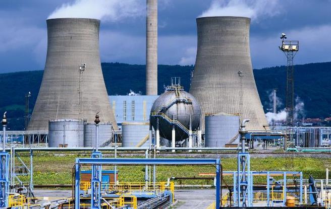 UniGear Digital to a petrochemical plant Case: Sasol, South Africa Customer challenge Ensured plant and process continuity when complete substations needed to be replaced within a limited time frame.