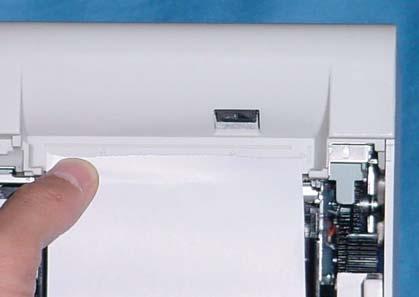6. As shown in the following figure, pull the end of the paper to the bottom of the square hole above the manual cutter (label peeling sensor).