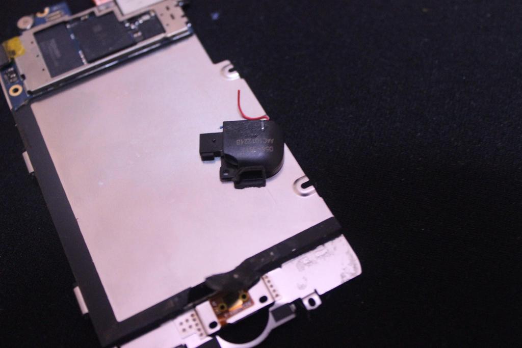 Here you can see that the home button ribbon cable and the chips