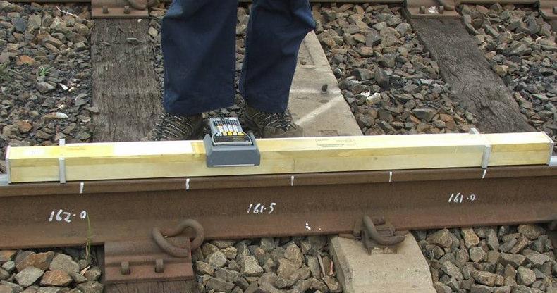 (e) Dip gauge Measurements of dip profiles from a 1 metre longitudinal chord were taken using a Metalelectro R2S rail surface scanner (dip gauge).