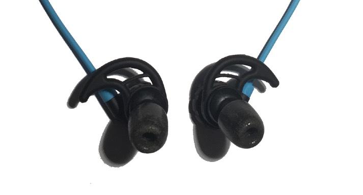 4. Invert the direction of the winged earphone tips. You will wear the left earphone in the right ear and the right earphone in the left ear: 5.