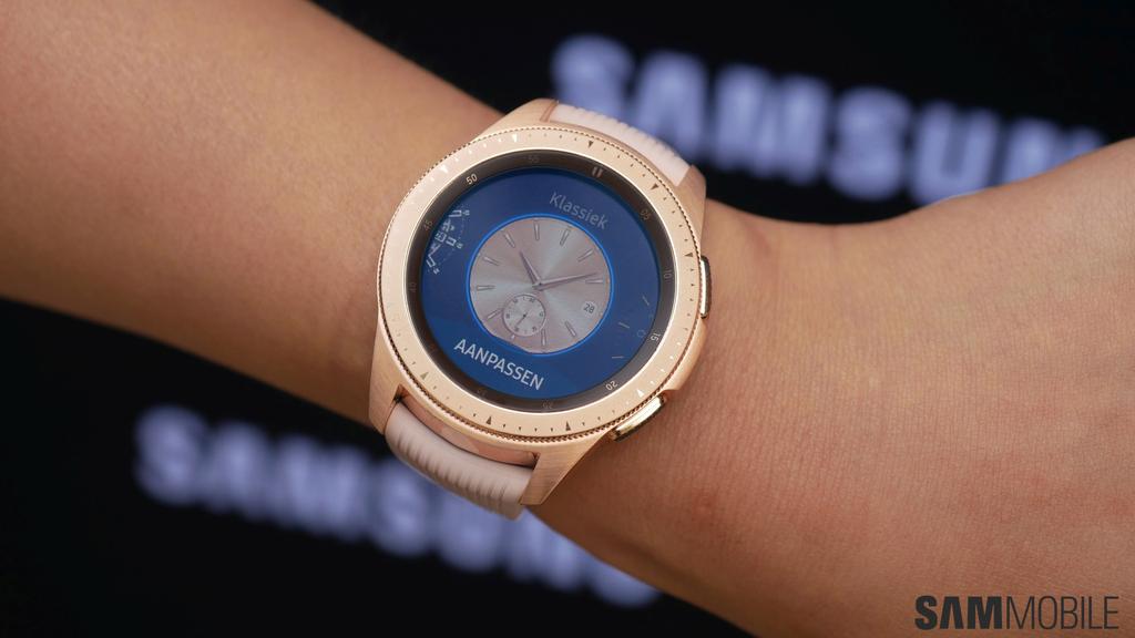 The big 46 mm version is like a mix between the Gear S3 classic and Gear S3 frontier and is also unique because of its two-color approach.