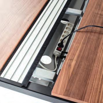 17 SLIDING TOP A sliding tabletop (adjustable 130 mm depth) gives a clean finish as cables and sockets can be easily
