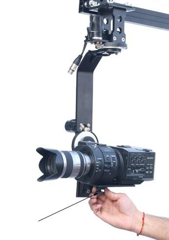 PROAIM JR. PAN-TILT HEAD 5 Attach & secure your camera on the camera platform of Head with the help of provided chuck nut. BALANCING Balancing the camera on the head is critical to smooth operation.