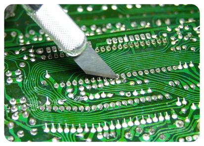 After desoldering all 42 pins of the CPU, we recommend going around the desoldered pins with a small poking device or knife